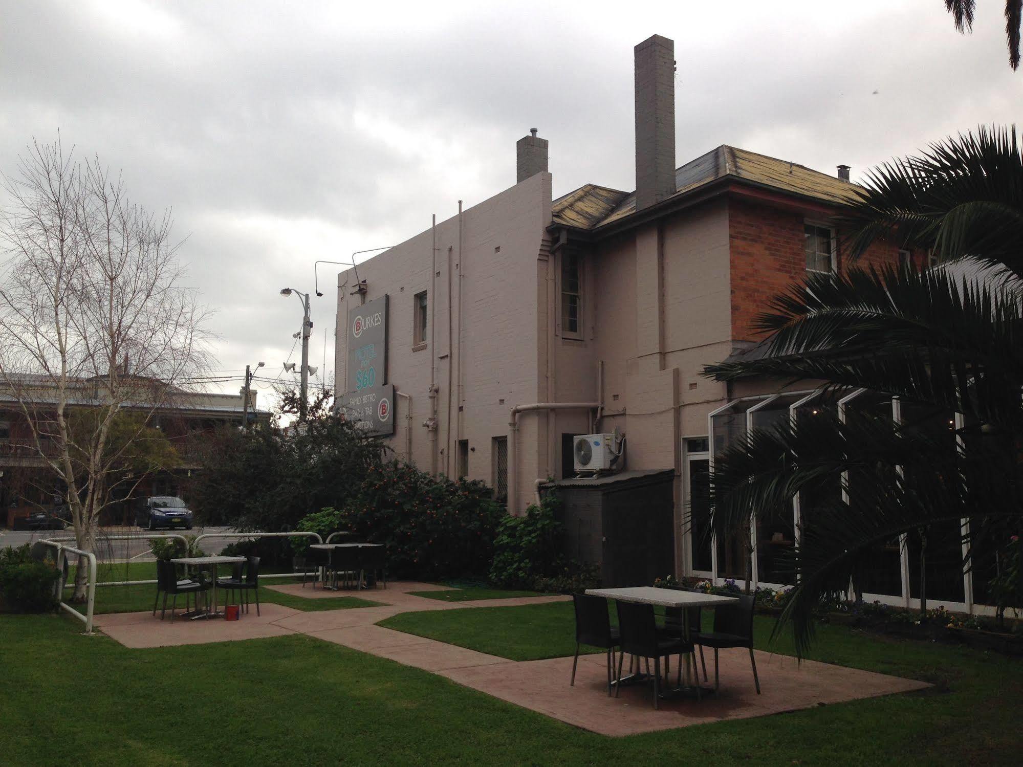 Burkes Hotel Motel Yarrawonga Exteriör bild