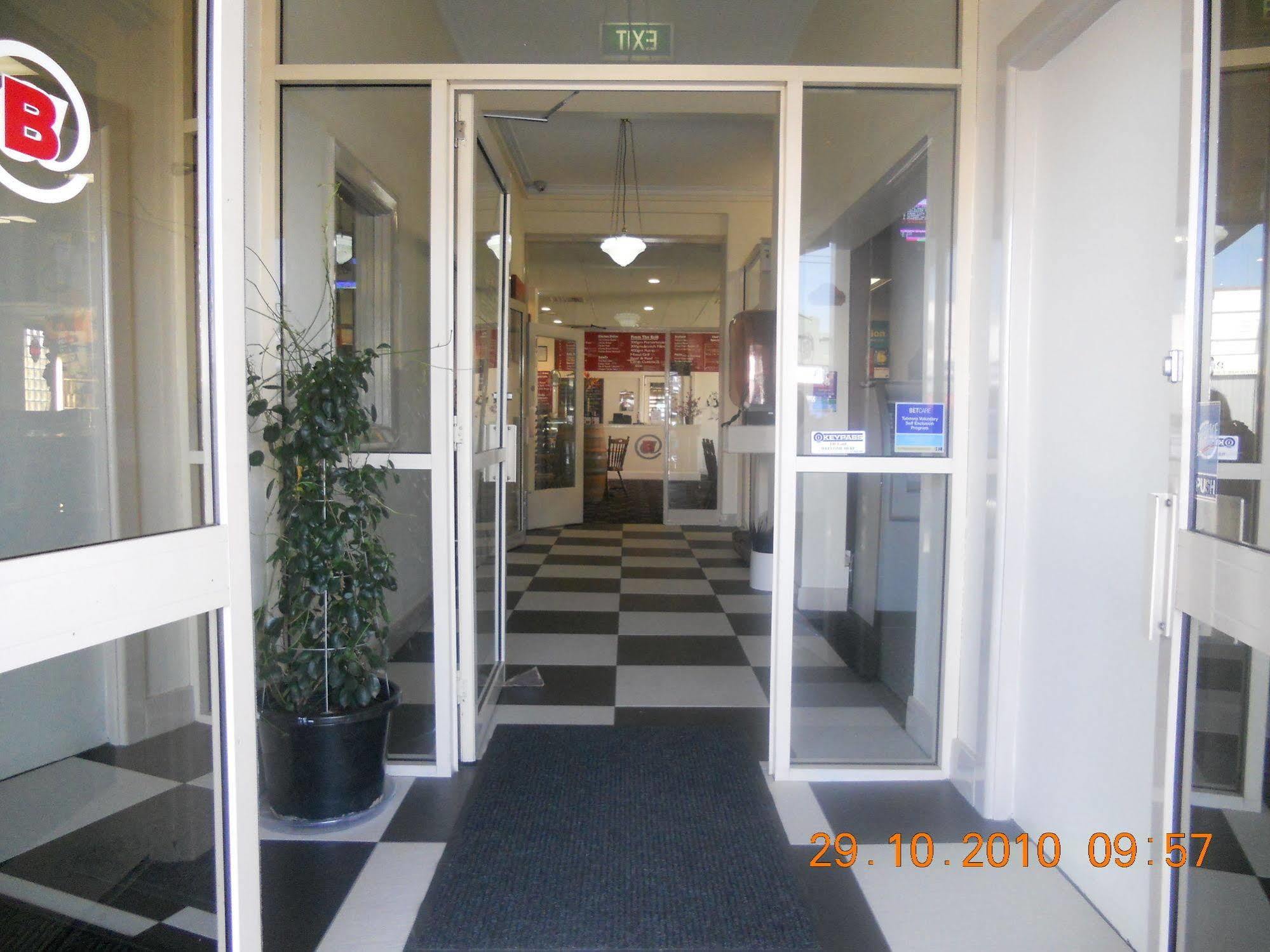 Burkes Hotel Motel Yarrawonga Exteriör bild