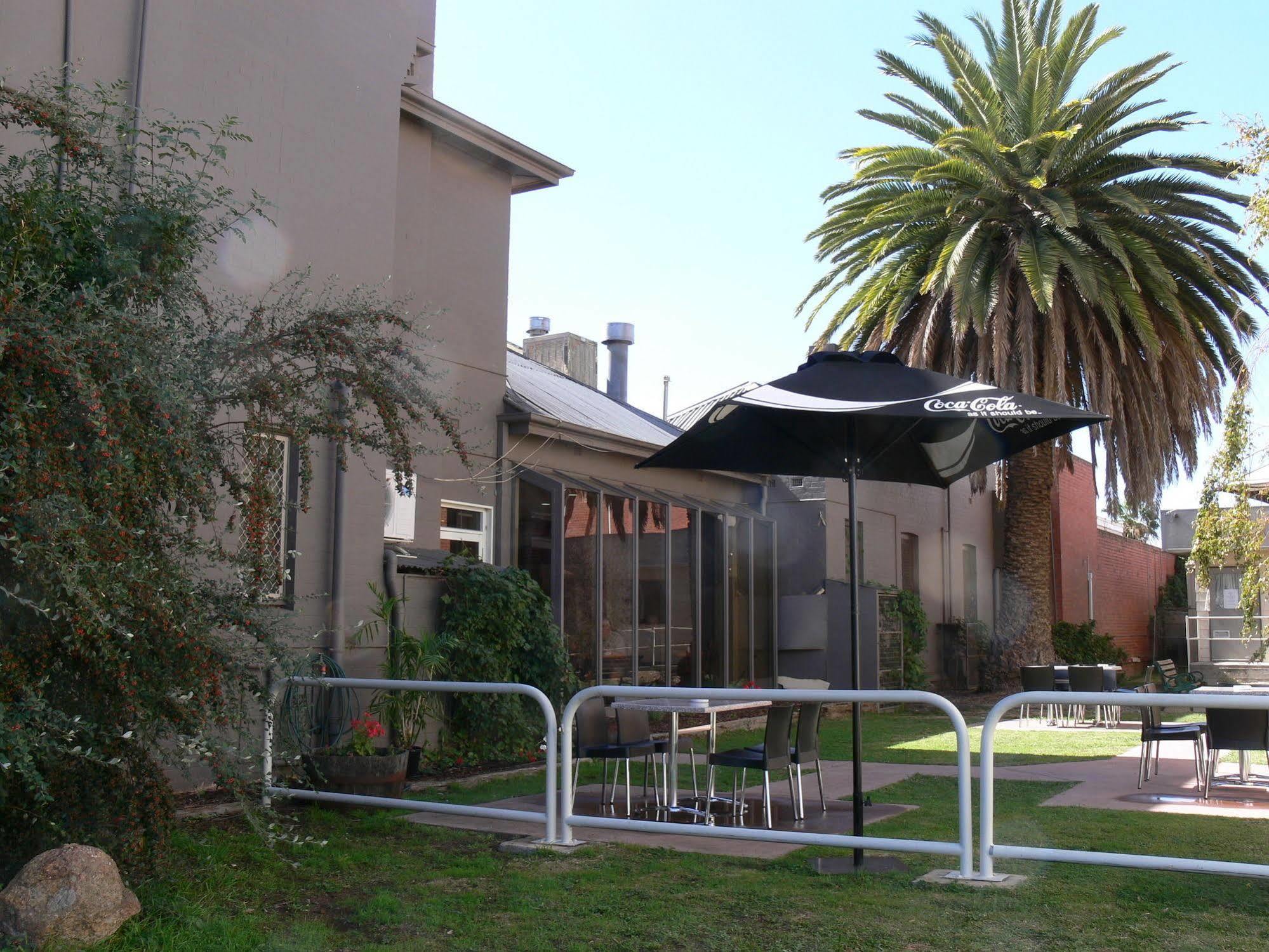 Burkes Hotel Motel Yarrawonga Exteriör bild